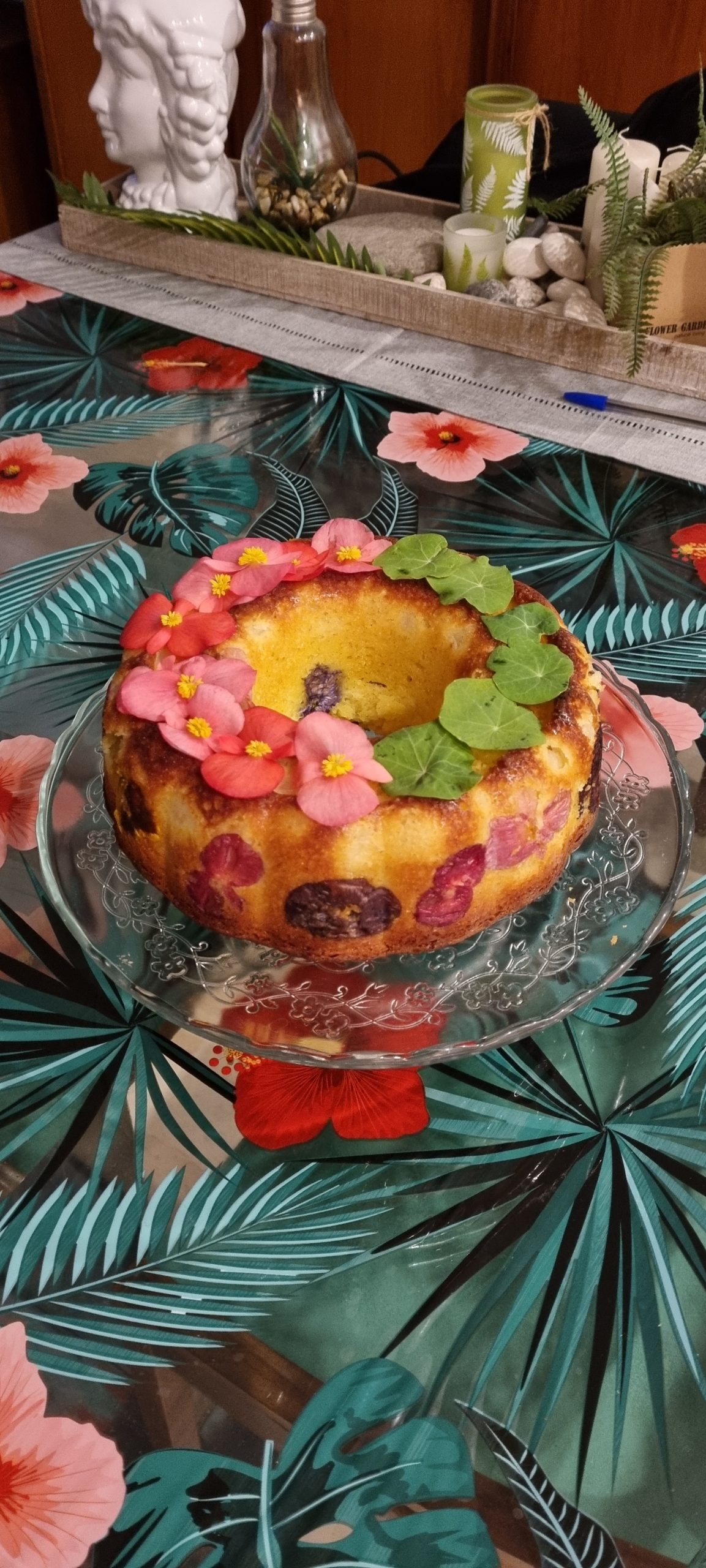 Bundt cake pere , zafferano e fiori eduli